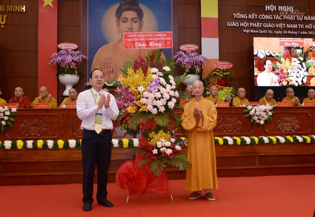 Ông Nguyễn Hồ Hải đại diện Thành ủy tặng hoa chúc mừng hội nghị