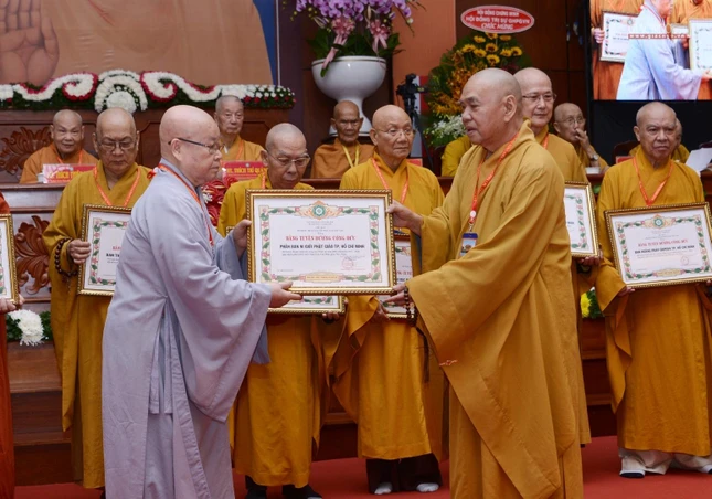 Trao Bằng Tuyên dương công đức đến Ni trưởng Thích nữ Như Xuân, đại diện Phân ban Ni giới TP