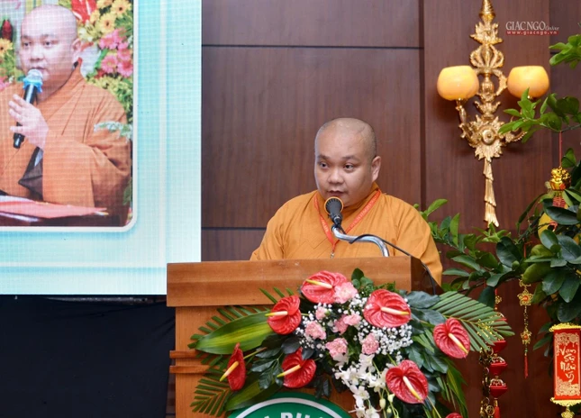 Đại đức Thích Trung Nguyện đọc danh sách chư tôn đức Tăng Ni được tấn phong giáo phẩm