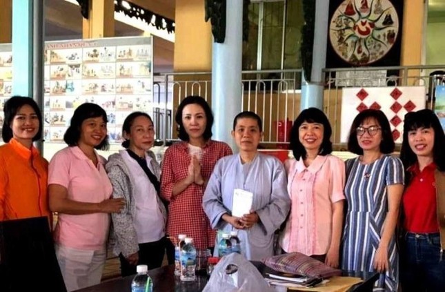 Sư cô đại diện chùa Lộc Thọ (giữa) nhận quà Tết cho trẻ em