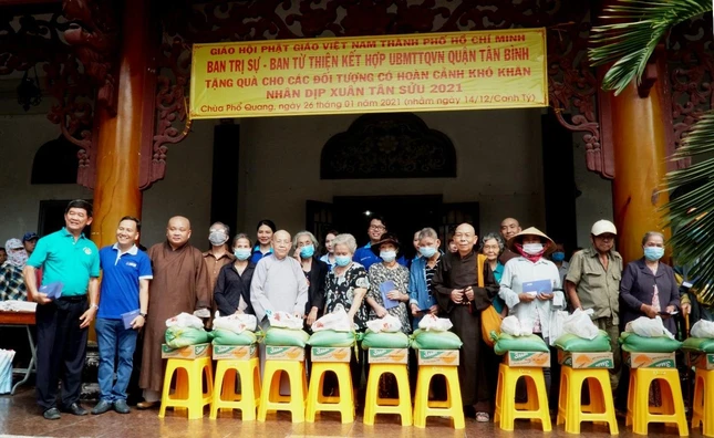 Chư tôn đức trao quà đến người dân