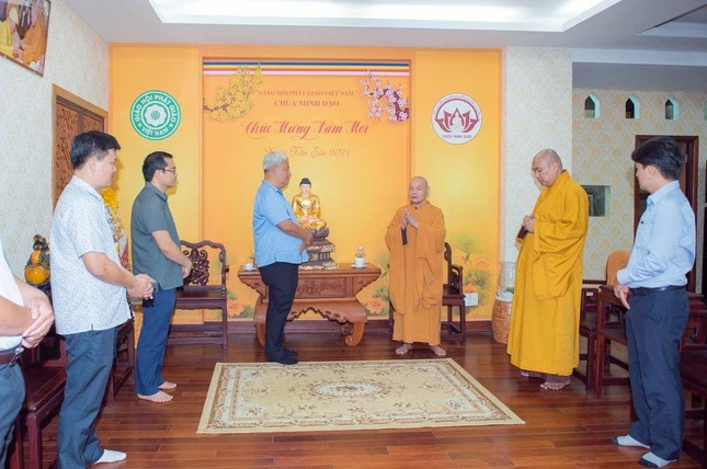 Đoàn Công an TP.HCM chúc Tết tại chùa Minh Đạo