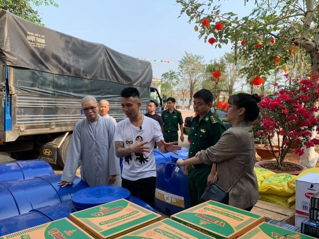 Chuẩn bị quà tại một chốt thuộc biên giới huyện Lộc Ninh, tỉnh Bình Phước Chuẩn bị quà tại một chốt thuộc biên giới huyện Lộc Ninh, tỉnh Bình Phước