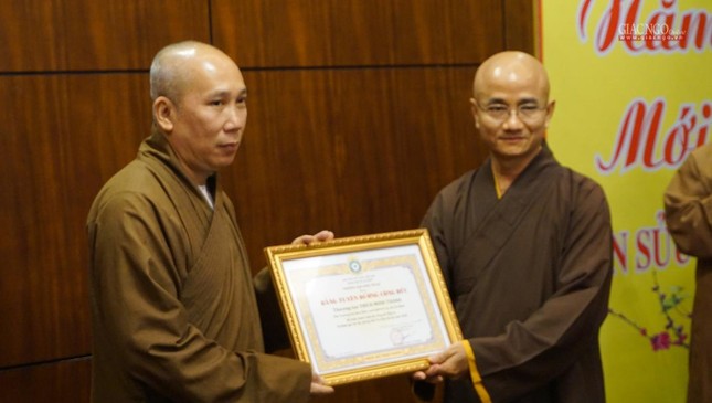 Thượng tọa Thích Minh Thành nhận Bằng Tuyên dương công đức của Ban Trị sự Thượng tọa Thích Minh Thành nhận Bằng Tuyên dương công đức của Ban Trị sự