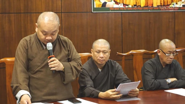 Đại đức Thích Trung Nguyện đọc quyết định tặng Bằng Tuyên dương công đức của Ban Trị sự Đại đức Thích Trung Nguyện đọc quyết định tặng Bằng Tuyên dương công đức của Ban Trị sự