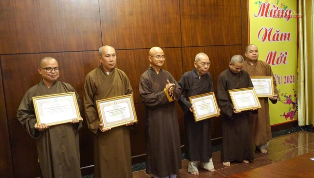 Chư tôn đức Ban Kiểm soát nhận Bằng Tuyên dương công đức Chư tôn đức Ban Kiểm soát nhận Bằng Tuyên dương công đức