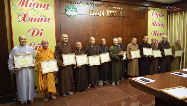 Chư tôn đức thành viên Ban Kiểm soát nhận Bằng công đức của Ban Trị sự Chư tôn đức thành viên Ban Kiểm soát nhận Bằng công đức của Ban Trị sự