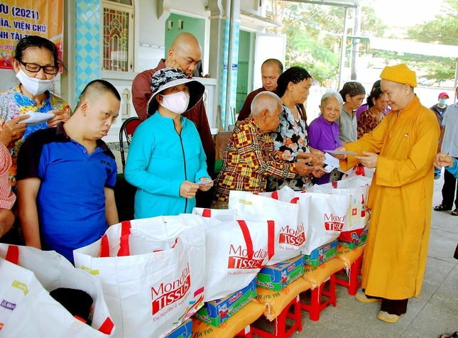 Hòa Thượng Thích Niệm Thới trao quà Tết cho người già, người khuyết tật và bà con Hồi Giáo Islam