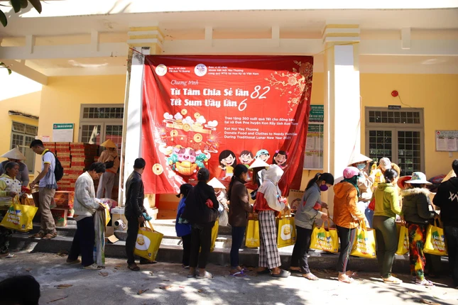 Trao quà Tết cho bà con vùng lũ thôn 2,3,4 xã Đak Pne, huyện Kon Rẫy, tỉnh Kon Tum