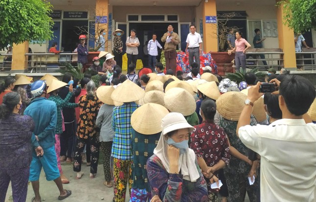 Đại diện Quỹ Tương trợ Việt Nam và các Phật tử đã thăm hỏi, trao quà Tết tại huyện Ba Tri