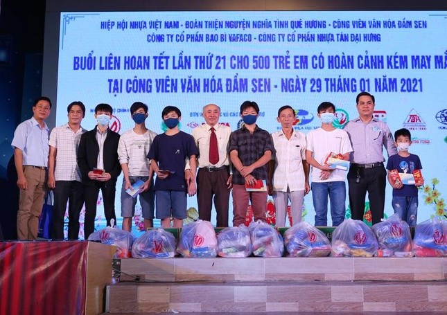 Tặng quà Tết cho trẻ em mồ côi, khuyết tật… nhân dịp Tết Nguyên đán Tân Sửu