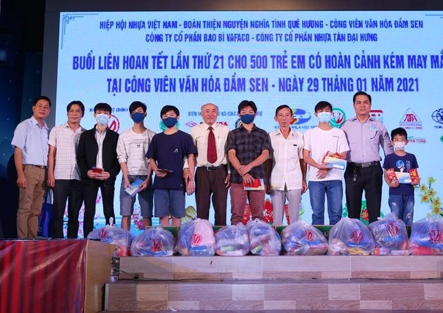 Tặng quà Tết cho trẻ em mồ côi, khuyết tật… nhân dịp Tết Nguyên đán Tân Sửu