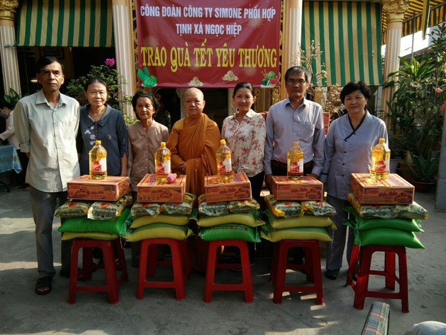 Trao quà trẻ khuyết tật và người nghèo