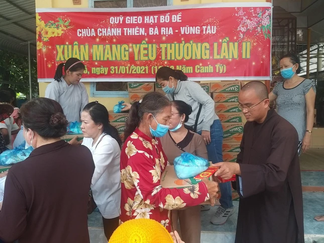 Đại đức trưởng đoàn thăm hỏi và trao quà Tết đến bà con Đại đức trưởng đoàn thăm hỏi và trao quà Tết đến bà con