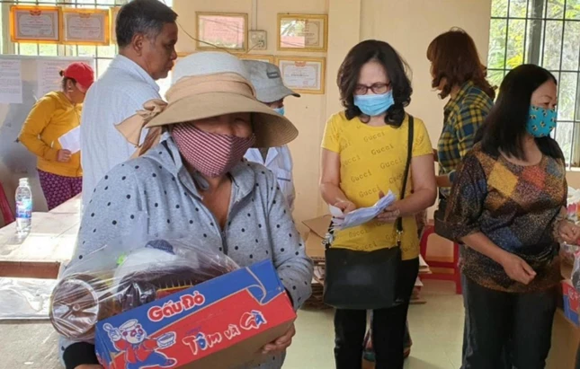 Trao quà Tết đến người khuyết tật huyện Cam Lâm ngày 30-1-2021