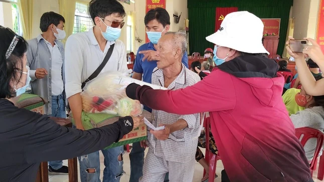 Đoàn trao quà cho các hoàn cảnh khó khăn