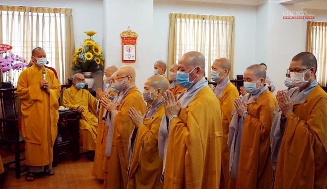 Thượng tọa Thích Thiện Thống đáp từ chư Ni tại buổi thăm