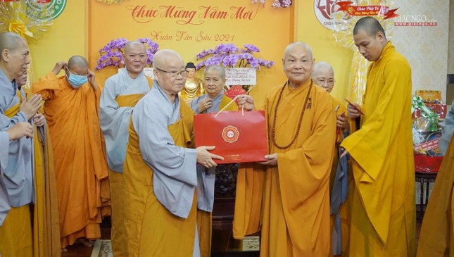 Hòa thượng Chủ tịch Hội đồng Trị sự trao quà chúc xuân đến Ni trưởng Thích nữ Như Xuân