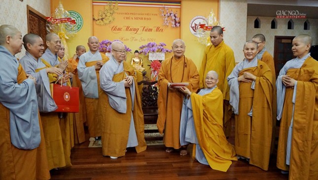 Ni trưởng Thích nữ Như Thảo dâng quà cúng dường đến Hòa thượng Chủ tịch