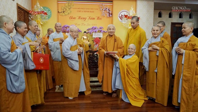 Ni trưởng Thích nữ Như Thảo dâng quà cúng dường đến Hòa thượng Chủ tịch