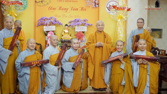 Hòa thượng Chủ tịch trao quà lưu niệm của chùa Minh Đạo