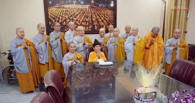 Chư Ni chụp ảnh lưu niệm cùng Trưởng lão Hòa thượng Phó Pháp chủ