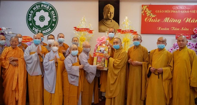Chư Ni trưởng dâng quà chúc mừng xuân Tân Sửu đến Hòa thượng Thích Thiện Pháp