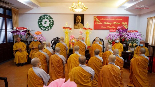 Chư Ni khánh tuế chư tôn đức Hội đồng Trị sự GHPGVN và Ban Tăng sự T.Ư