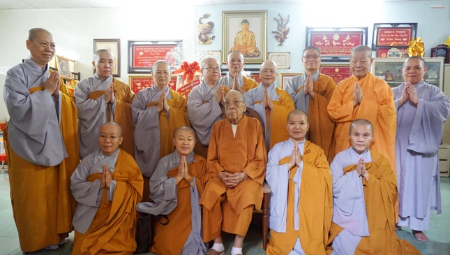 Chụp ảnh cùng Trưởng lão Hòa thượng Thích Hiển Tu, Phó Pháp chủ Hội đồng Chứng minh