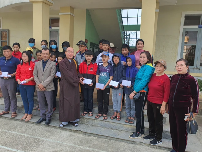 Trao quà cho học sinh nghèo ở xã An Ninh