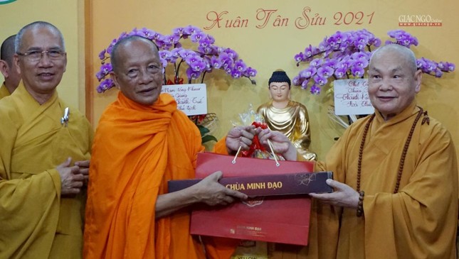 Hòa thượng Chủ tịch trao quà chúc Tết đến Hòa thượng Tăng Nô
