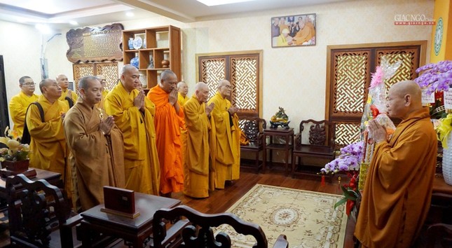 Hòa thượng Thích Huệ Minh đại diện Ban Nghi lễ T.Ư, Văn phòng II khánh tuế Hòa thượng Chủ tịch