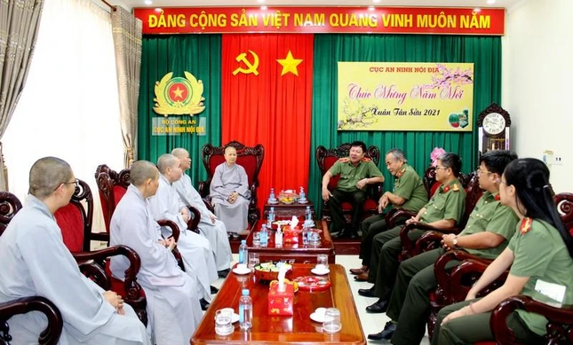 Đại diện Cục An ninh nội địa - Bộ Công an đón tiếp thân mật chư Ni - Ảnh: Thường Tịnh Văn