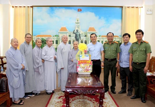 Chư Ni chúc Tết tại Công an TP.HCM - Ảnh: Thường Tịnh Văn