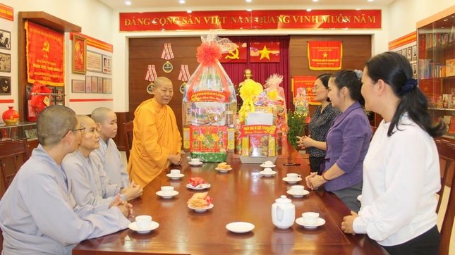 Ni sư Tín Liên đại diện chư Ni chúc Tết đến Hội Liên hiệp Phụ nữ TP.HCM - Ảnh: Thường Tịnh Văn Ni sư Tín Liên đại diện chư Ni chúc Tết đến Hội Liên hiệp Phụ nữ TP.HCM - Ảnh: Thường Tịnh Văn