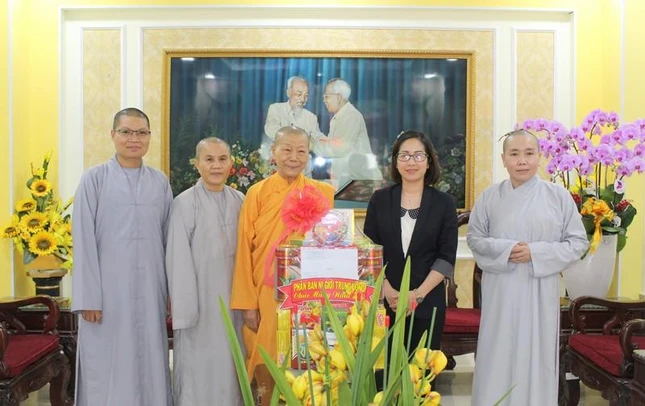 Chụp ảnh lưu niệm tại Ủy ban MTTQVN TP.HCM - Ảnh: Thường Tịnh Văn