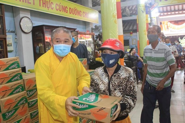 Đại đức Thích Chơn Trí tặng quà Tết cho người nghèo, hộ khó khăn