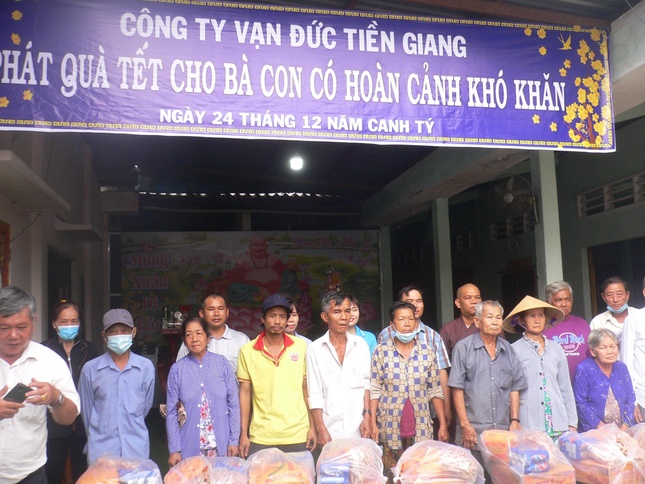 Quang cảnh phát quà tại chùa Phước Lâm