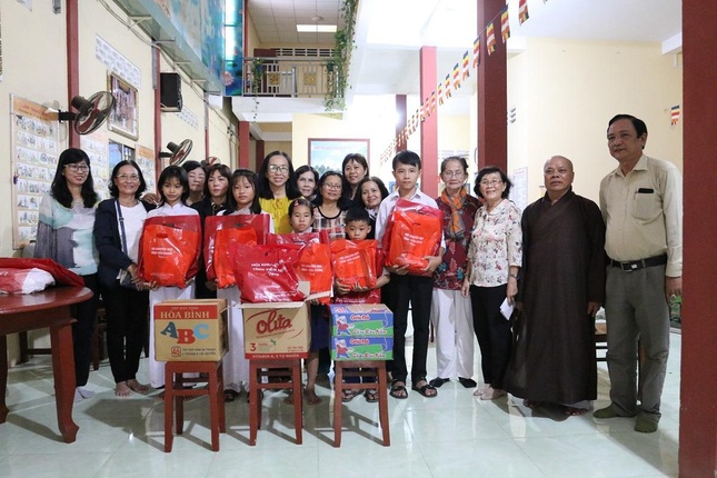 Trao tặng quà cho HS do nhà chùa đỡ đầu