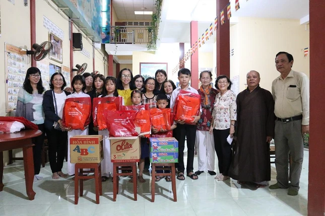 Trao tặng quà cho HS do nhà chùa đỡ đầu
