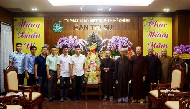 Đoàn Công an quận 1o do Trung tá Lê Quang Phúc làm trưởng đoàn chúc mừng năm mới