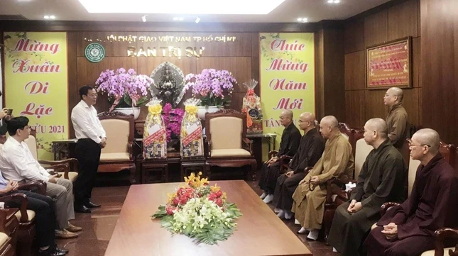 Ông Nguyễn Duy Tân, Phó Giám đốc Sở Nội vụ, Trưởng ban Tôn giáo TP.HCM chúc Tết