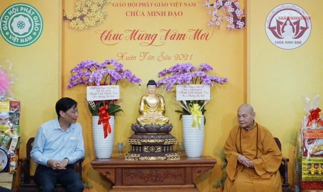 Hòa thượng Thích Thiện Nhơn tiếp thân mật ông Đỗ Văn Phớn tại chùa Minh Đạo