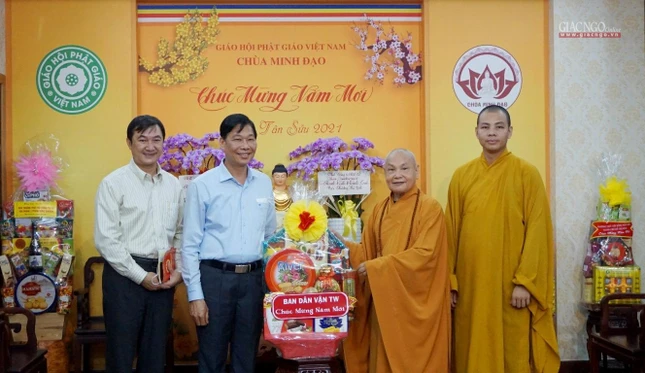 Ông Đỗ Văn Phớn tặng quà Tết đến Hòa thượng Chủ tịch Hội đồng Trị sự