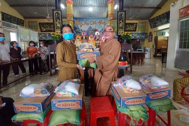 Trao quà Tết cho bà con nghèo tại chùa Dư Khánh Trao quà Tết cho bà con nghèo tại chùa Dư Khánh