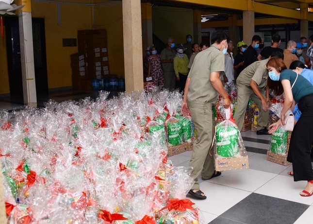200 phần quà Tết được gói rất trang trọng gởi đến người dân
