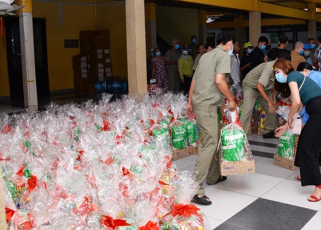 200 phần quà Tết được gói rất trang trọng gởi đến người dân