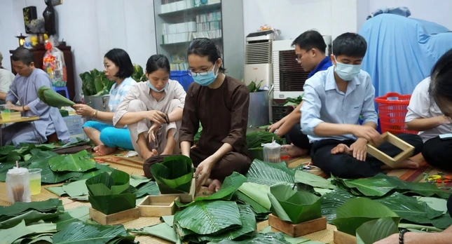 Công đoạn xếp lá vào khuôn được nhiều bạn trẻ tham gia