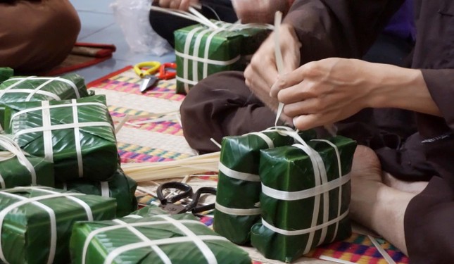 Cột dây lạt là bước cuối cùng trước khi mang bánh đi luộc