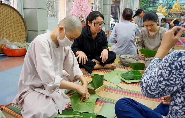 Công đoạn xếp lá cũng cần sự cẩn thận và đẹp